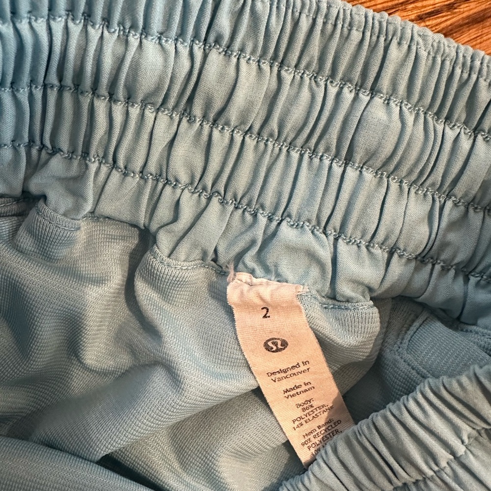 Lululemon hotty hot running shorts size 2 - Picture 3 of 4